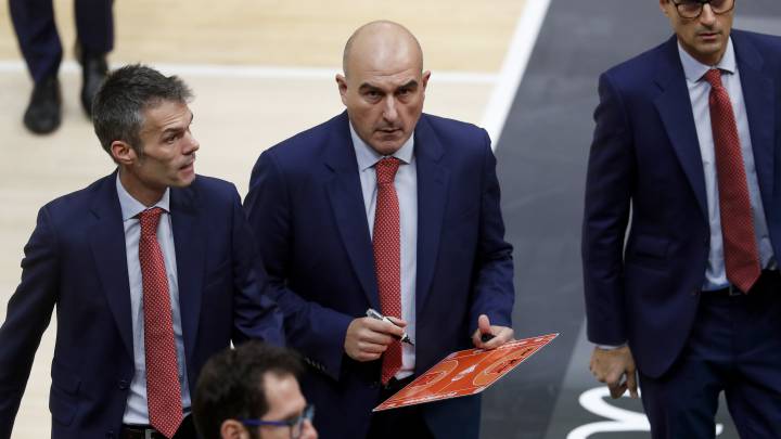 El entrenador del Valencia Basket, Jaume Ponsarnau, celebró el triunfo (77-93) este jueves en su visita al WiZink Center, donde ganaron al Real Madrid