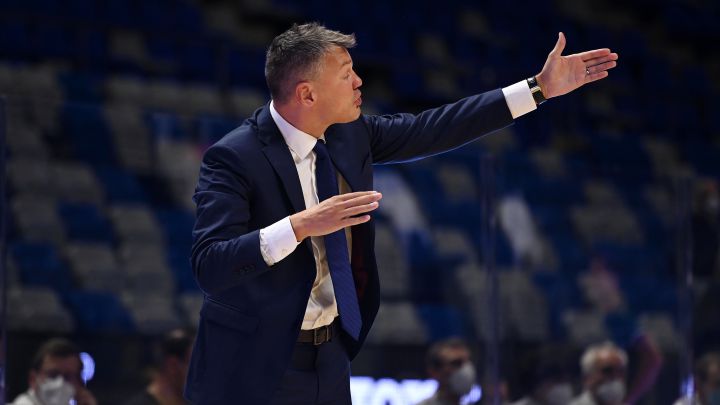 Sarunas Jasikevicius da instrucciones a sus jugadores durante el partido de la Liga ACB que ha enfrentado al UCAM Murcia y al Barcelona