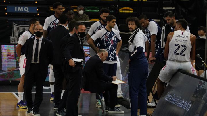 Pablo Laso, entrenador del Real Madrid, da instrucciones a sus jugadores durante el partido contra el Retabet Bilbao Basket.