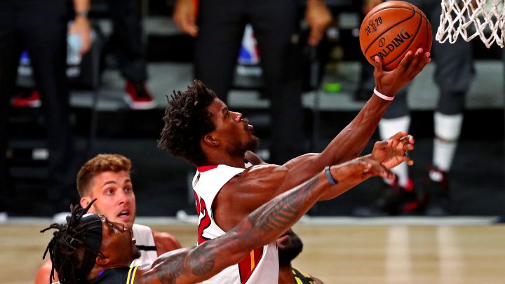 Jimmy Butler, alero de Miami Heat, lanza para anotar durante las Finales de la NBA 2020.