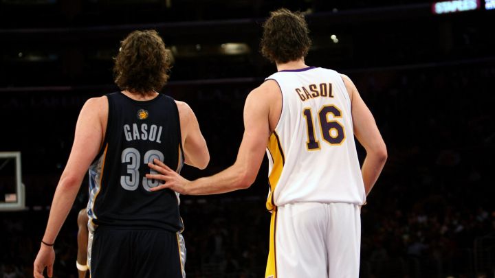 Marc Gasol y Pau Gasol, durante un partido de la NBA entre Memphis Grizzlies y Los Angeles Lakers, disputado en 2009