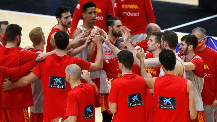 Los jugadores de la selección española de baloncesto hacen piña durante un  entrenamiento.