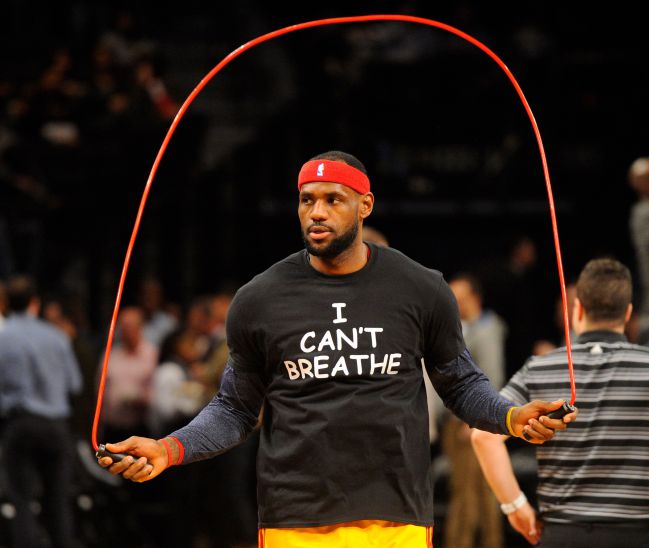 LeBron James viste una camiseta con el lema 'I can't breathe' en 2014 tras conocer que el policia causante de la muerte de Eric Garner no sería procesado.