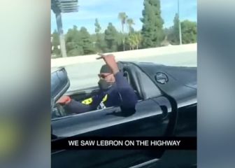 Se encuentran a LeBron en la carretera con un auto de US$1 millón y los saluda de vuelta
