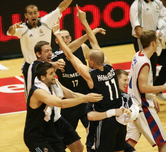 Alberto Herreros celebra el final del partido junto a sus compañeros, tras anotar el triple de la victoria y certificar el título liguero para el Real Madrid