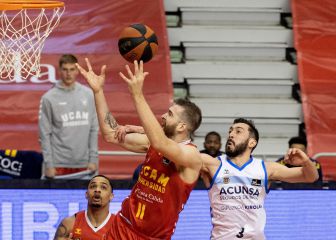 Un UCAM coral casi sentencia en la primera parte ante el colista