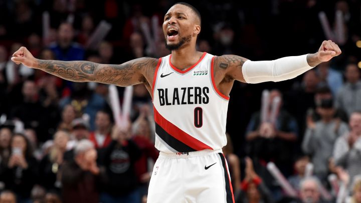 La nueva amenaza de Lillard: tirar triples desde el centro de la pista
