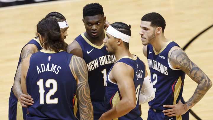 Zion Williamson habla con el resto de sus compañeros durante el partido de la pretemporada NBA que ha enfrentado a Miami Heat y New Orleans Pelicans