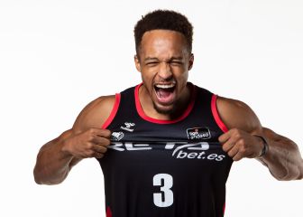 Jaylon Brown trata de despegar