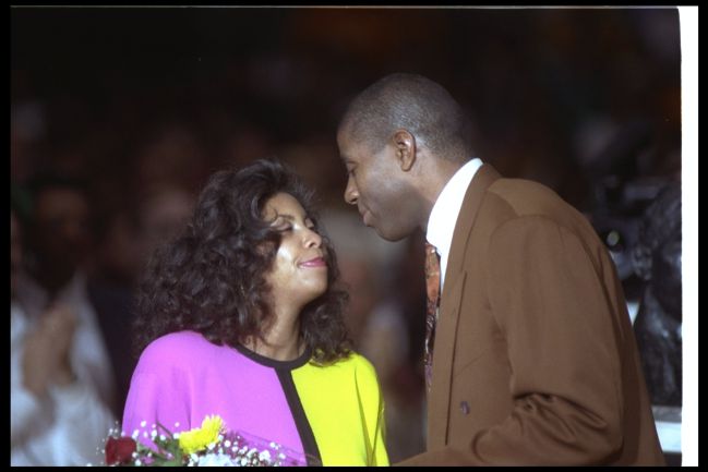 Magic Johnson junto a su mujer, Cookie, en su ceremonia de retirada, el 16 de febrero de 1992