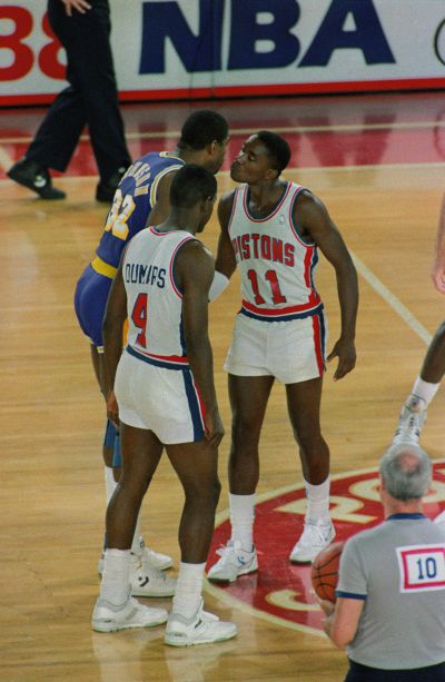 Isiah Thomas y Magic Johnson se dan su tradicional beso antes de un partido entre Detroit Pistons y Los Angeles Lakers