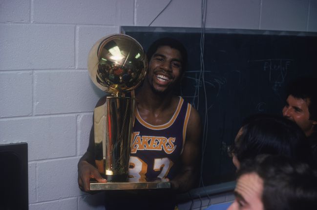 Magic Johnson, con el trofeo de campeón de la NBA de 1980, el primero de sus cinco anillos y el que empezo a forjar su leyenda.