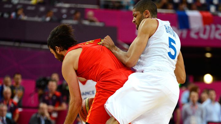 Nicolas Batum golpea duramente a Juan Carlos Navarro durante los cuartos de final de los Juegos Olímpicos de Londres de 2012