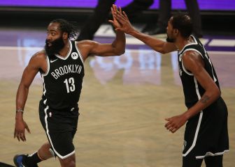 El talento puede con Giannis: Harden impulsa y Durant decide