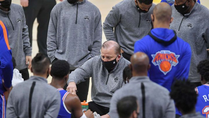 Tom Thibodeau da instrucciones a sus jugadores, durante un partido de la NBA de New York Knicks