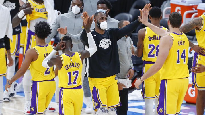 Los jugadores de Los Angeles Lakers se saludan antes de un tiempo muerto.