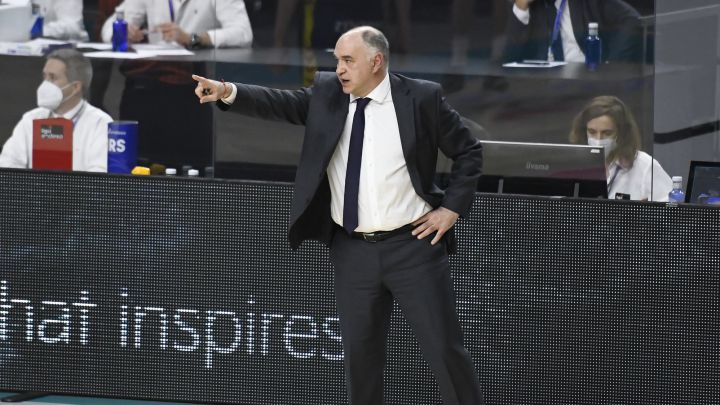 Pablo Laso da instrucciones a sus jugadores durante el partido de la 21ª jornada de la ACB, que ha enfrentado al Real Madrid y al Morabanc Andorra