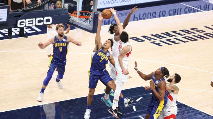 Malcolm Brogdon recibe un tapón durante el Indiana Pacers-Toronto Raptors.