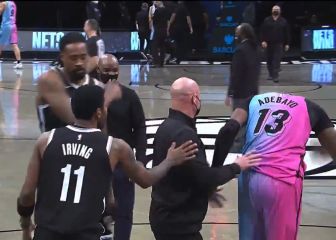 Irving y Adebayo van a cambiarse la camiseta y llega el personal de seguridad y ocurre lo siguiente...