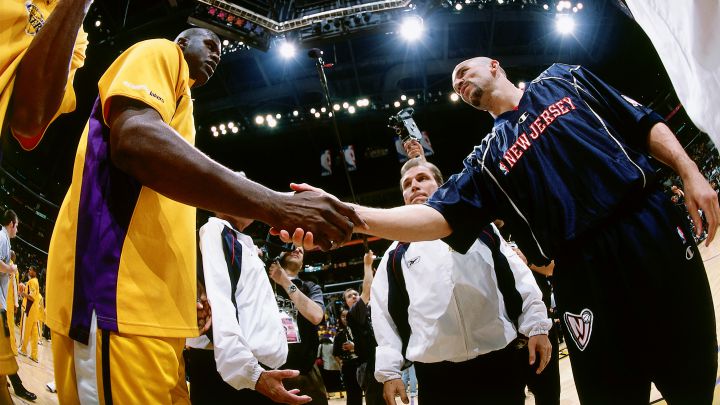 Jason Kidd saluda a Shaquille O'Neal, en el inicio de las Finales de la NBA de 2002.