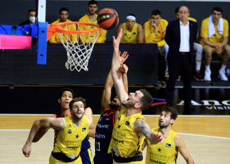 Giorgi Shermadini no tiene ninguna piedad de su ex-equipo