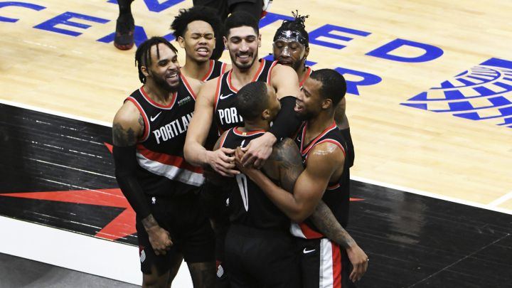 Los jugadores de los Blazers abrazan a Damian Lillard después de que el base anotara el triple ganador ante los Bulls.