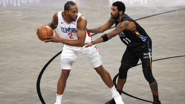 Kyrie Irving defiende a Kawhi Leonard, durante el partido de la NBA que ha enfrentado a Brooklyn Nets y Los Angeles Clippers.