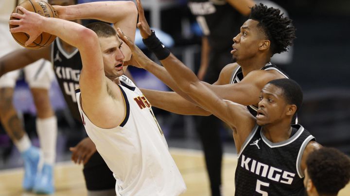 Un Jokic sobrehumano (50+8+12) no puede salvar a los Nuggets