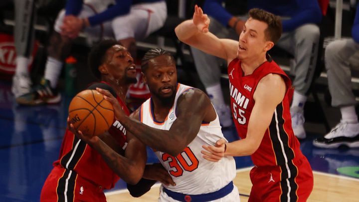 Duncan Robinson y Bam Adebayo defienden a Julius Randle durante el partido de la NBA que ha enfrentado a New York Knicks y a Miami Heat.