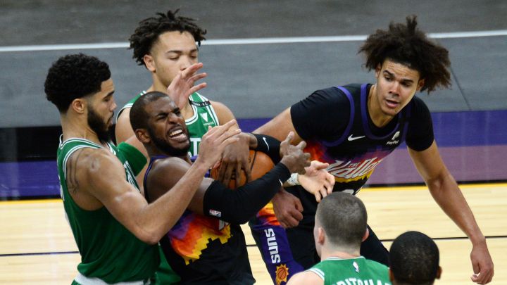 Chris Paul lucha por un balón contra Jayson Tatum, durante el partido de la NBA que ha enfrentado a Phoenix Suns y a Boston Celtics.