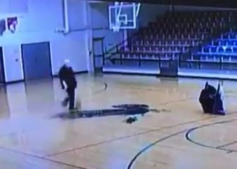 Una cámara de seguridad, un conserje en una pista de baloncesto y un video tremendo