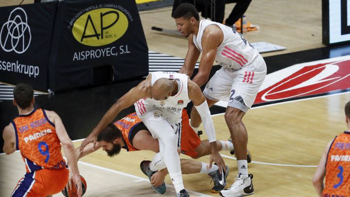 Tyus y Tavares luchan por el balón con Dubljevic durante el Valencia - Real Madrid de la última jornada de la Euroliga.