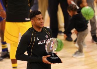 El MVP Giannis Antetokounmpo es el coleccionista de premios