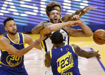 Curry guía a los Warriors que aprietan los puestos de PO