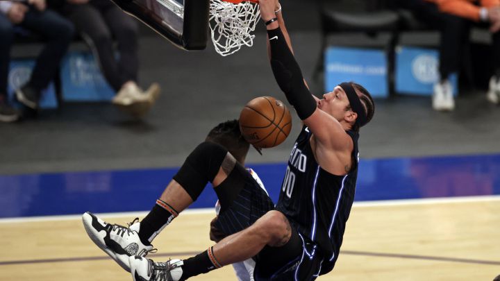 Aaron Gordon hace un mate durante un partido de la NBA con Orlando Magic.