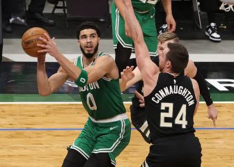 Tatum (34) da una lección a Antetokounmpo y sus Bucks
