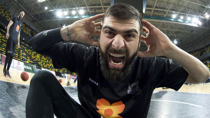 El veterano alero griego Kostas Vasileiadis (37 años) vuelve al baloncesto español tras firmar hasta final de temporada con el UCAM Murcia. En la foto, durnate su etapa en Bilbao.