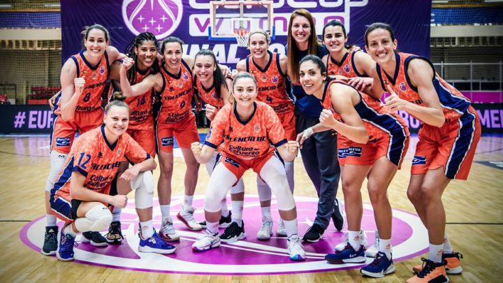 Las jugadoras del Valencia Basket celebran el pase a la final de la Eurocup.