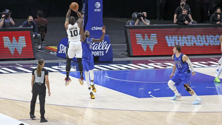 DeMar DeRozan anota el tiro ganador ante la mirada de Luka Doncic, durante el partido de la NBA que ha enfrentado a Dallas Mavericks y a San Antonio Spurs.
