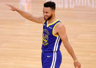 Curry se pega un festín en la noche en la que supera a Chamberlain