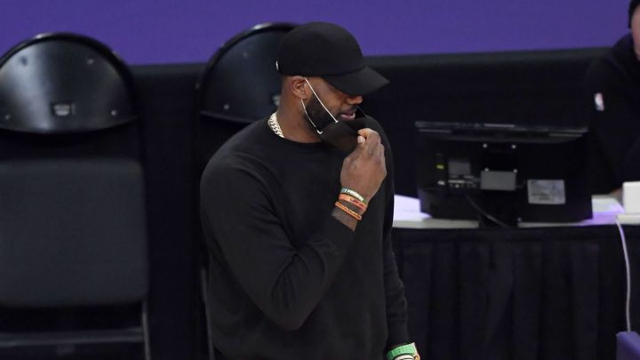 LeBron James, de calle, durante el partido entre Los Angeles Lakers y los Phoenix Suns en el Staples Center.