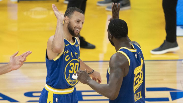 Stephen Curry y Draymond Green, durante el partido de la NBA que ha enfrentado a Golden State Warriors y a Utah Jazz.