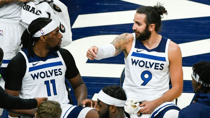Ricky Rubio habla con sus compañeros durante un partido de la NBA de Minnesota Timberwolves.
