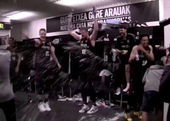 El fiestón de los jugadores del Bilbao Basket después de lograr la proeza de la salvación