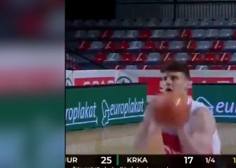 A cualquiera que haya jugado al baloncesto hasta le dolerá verlo: el tiro más comentado
