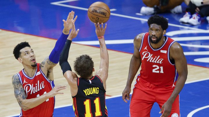 Trae Young lanza ante Dany Green y Joel Embiid durante el Philadelphia 76ers - Atlanta Hawks de playoffs de la NBA.