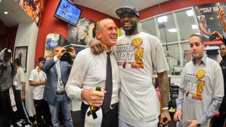Pat Riley ha asegurado que si LeBron quisiera volver a Miami, "le dejaría la llave debajo del felpudo". La estrella de los Lakers no será agente libre hasta 2023.