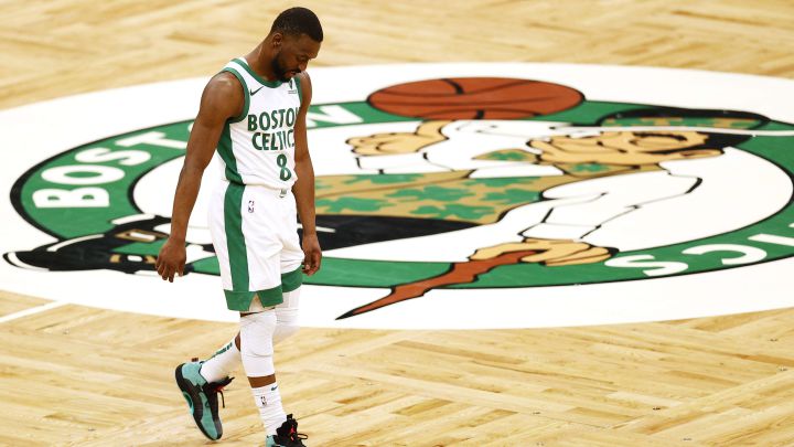 Kemba Walker, cabizbajo, durante un partido de la NBA con Boston Celtics.