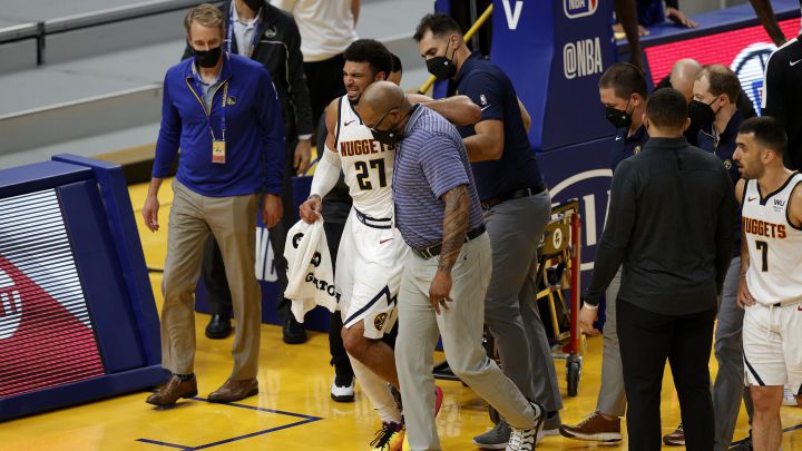 Jamal Murray sale cojeando del Chase Center tras la grave lesión sufrida durante el partido de la NBA que enfrentaba a Golden State Warriors y a Denver Nuggets.