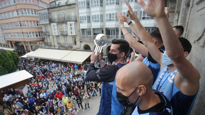 Jugadores del equipo de baloncesto del Breogán celebran el triunfo en el balcón del ayuntamiento de Lugo tras su subida a la ACB, a 21 de junio de 2021, en Lugo, Galicia, (España). El equipo Breogán de Lugo debutará la próxima temporada en la Liga ACB tras ganar el pasado domingo al CB Granada (57-83) en el partido en el que se jugaban el ascenso. El Breogán, que descendió a la LEB Oro en mayo de 2019, recupera la categoría dos años después tras ganar a su rival.